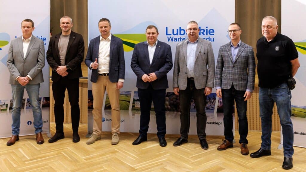 Siedmiu uśmiechniętych mężczyzn