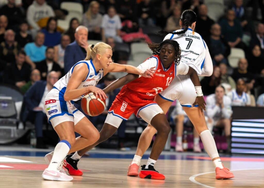 Trzy kobiety grają w koszykówkę