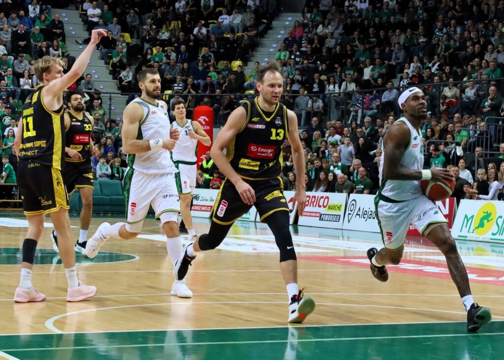 Sześciu mężczyzn gra w koszykówkę