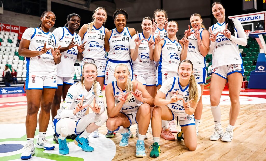 Dwanaście uśmiechniętych kobiet w sportowych strojach