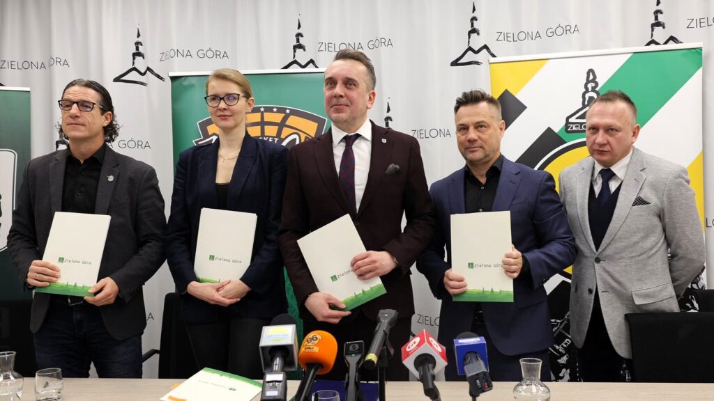 Pięć osób w marynarkach