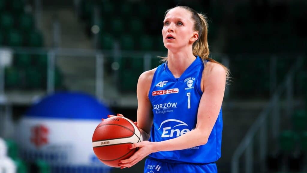 Kobieta z piłką do koszykówki