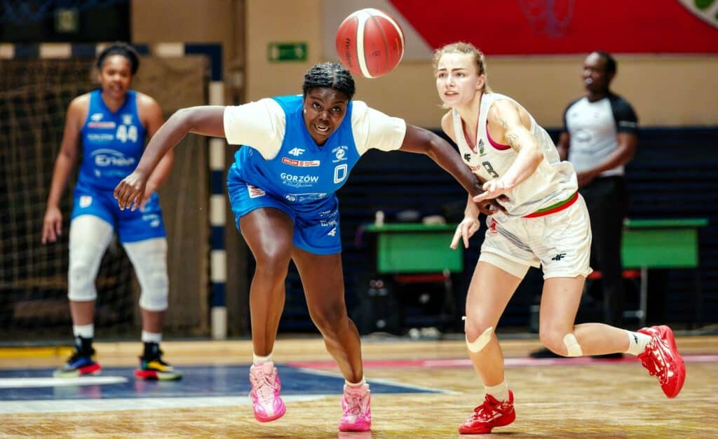 Trzy kobiety grają w koszykówkę