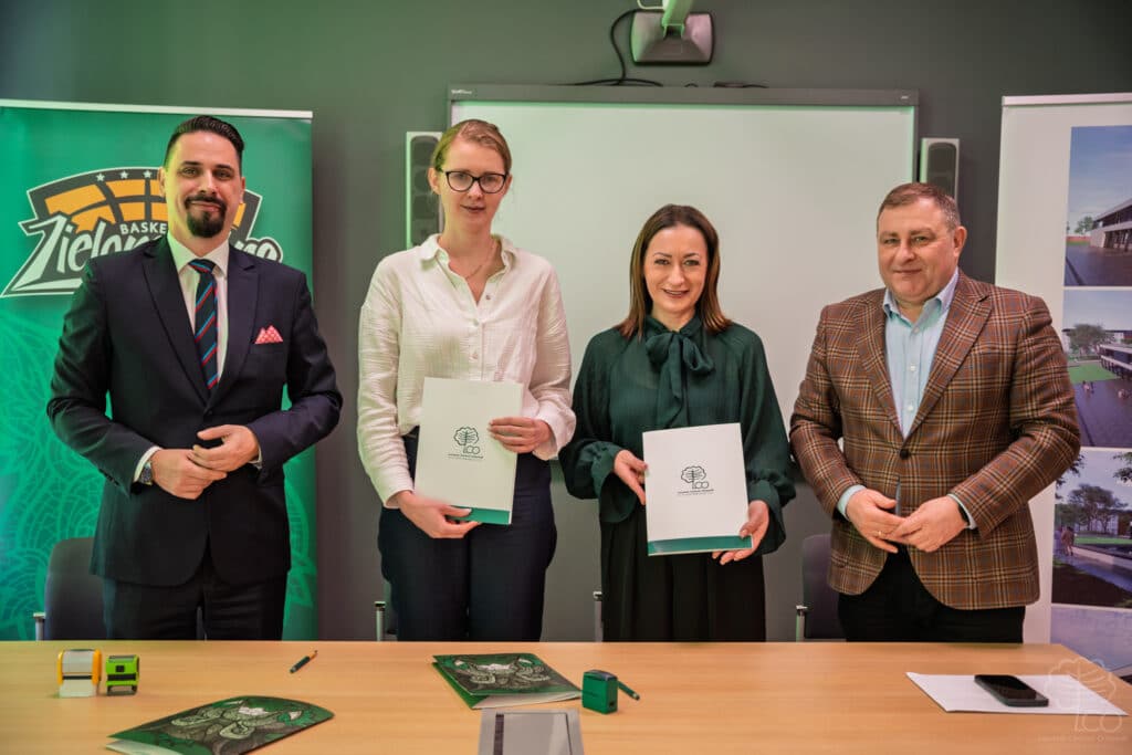 Zastal z silnym wsparciem medycznym. Nowy partner na pokładzie (WIDEO) Od lewej: Sławomir Kotylak, przewodniczący rady nadzorczej Zastalu Zielona Góra, Katarzyna Marciniak - prezes Zastalu Zielona Góra, Elżbieta Kozak - prezes LCO, wicemarszałek Grzegorz Potęga Fot. Lubuskie Centrum Ortopedii