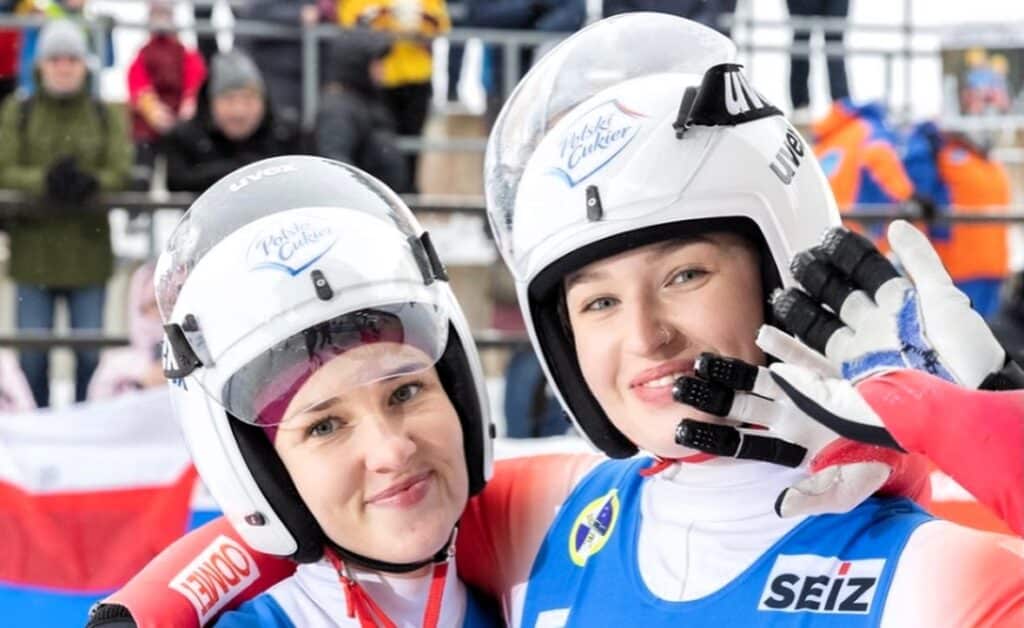 Dwie uśmiechnięte kobiety w sportowych strojach i kaskach