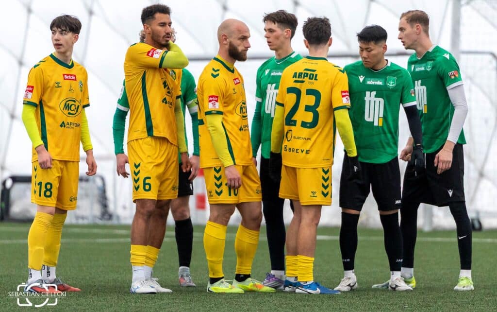 Ośmiu mężczyzn na boisku