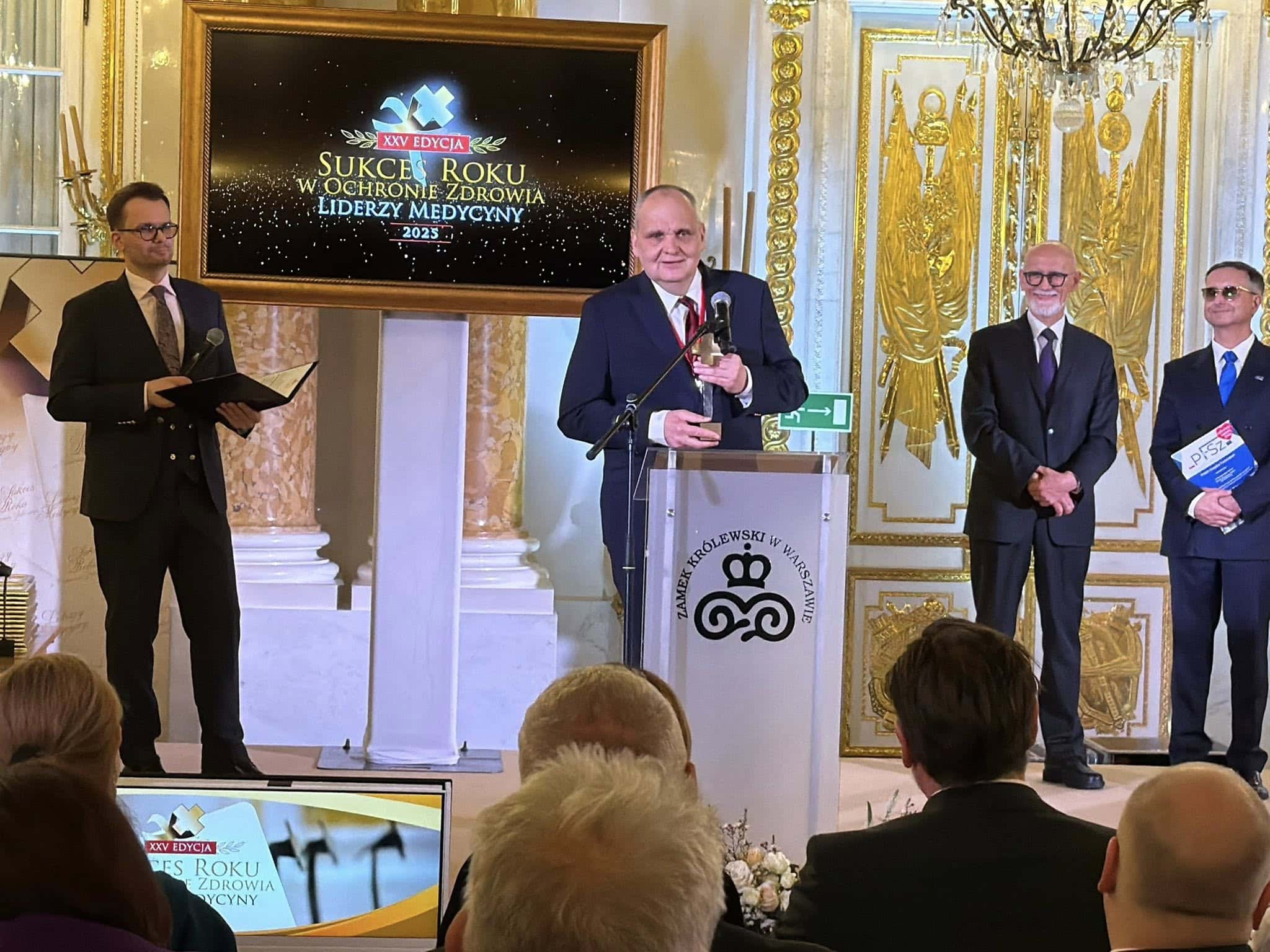 Jerzy Ostrouch odbiera statuetkę na Zamku Królewskim w Warszawie fot WsW w Gorzowie Wlkp  Zamiast kroplówki z kredytem miliony na rozwój Gorzowski szpital nie zwalnia