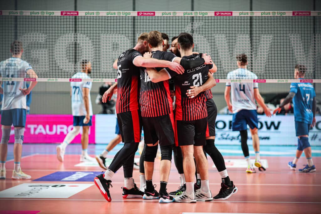 Mężczyźni w sportowych strojach