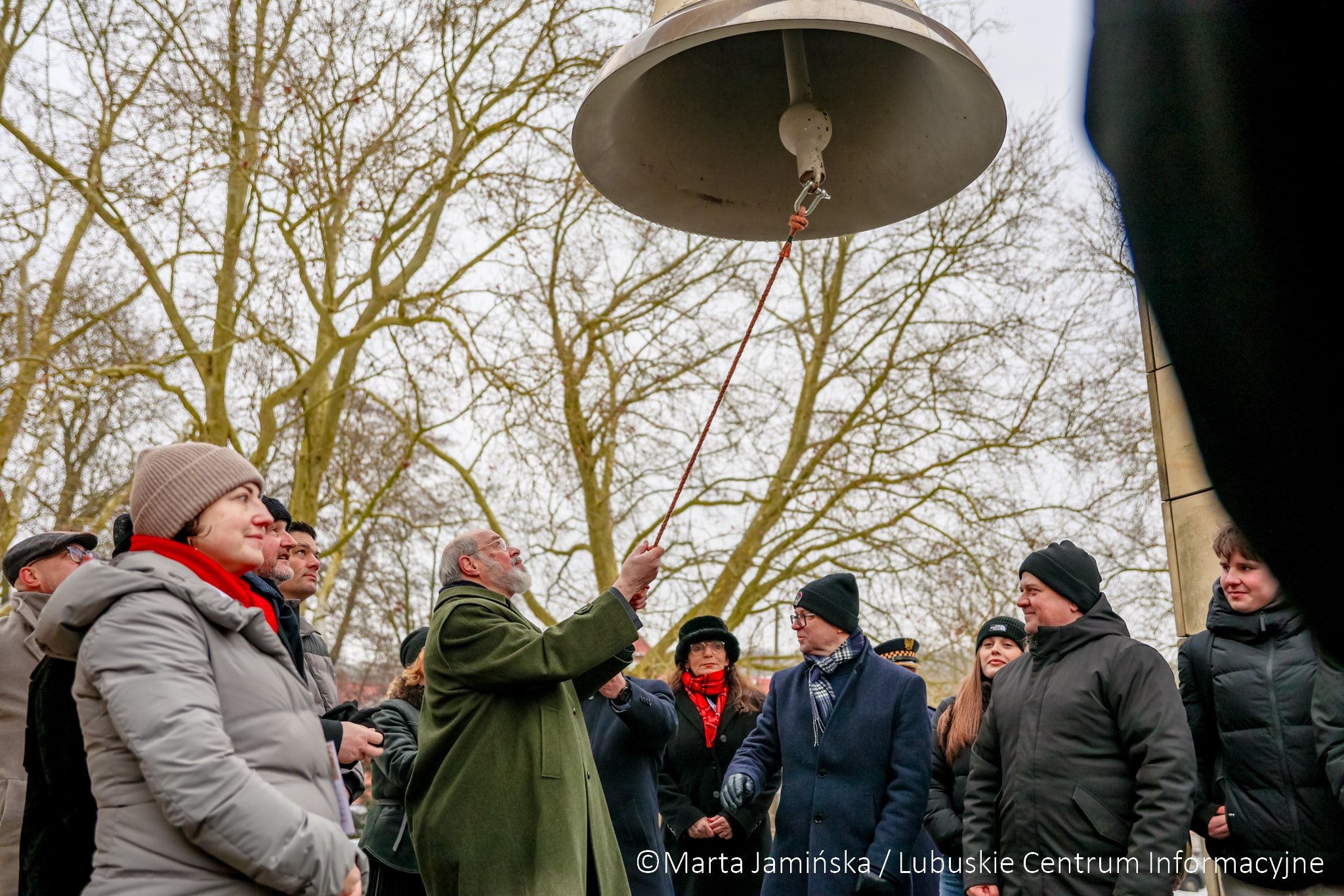 Symboliczne uderzenie w Dzwon Pokoju to coroczna część obchodów  Dzwon zabił Gorzów w dniu pamięci