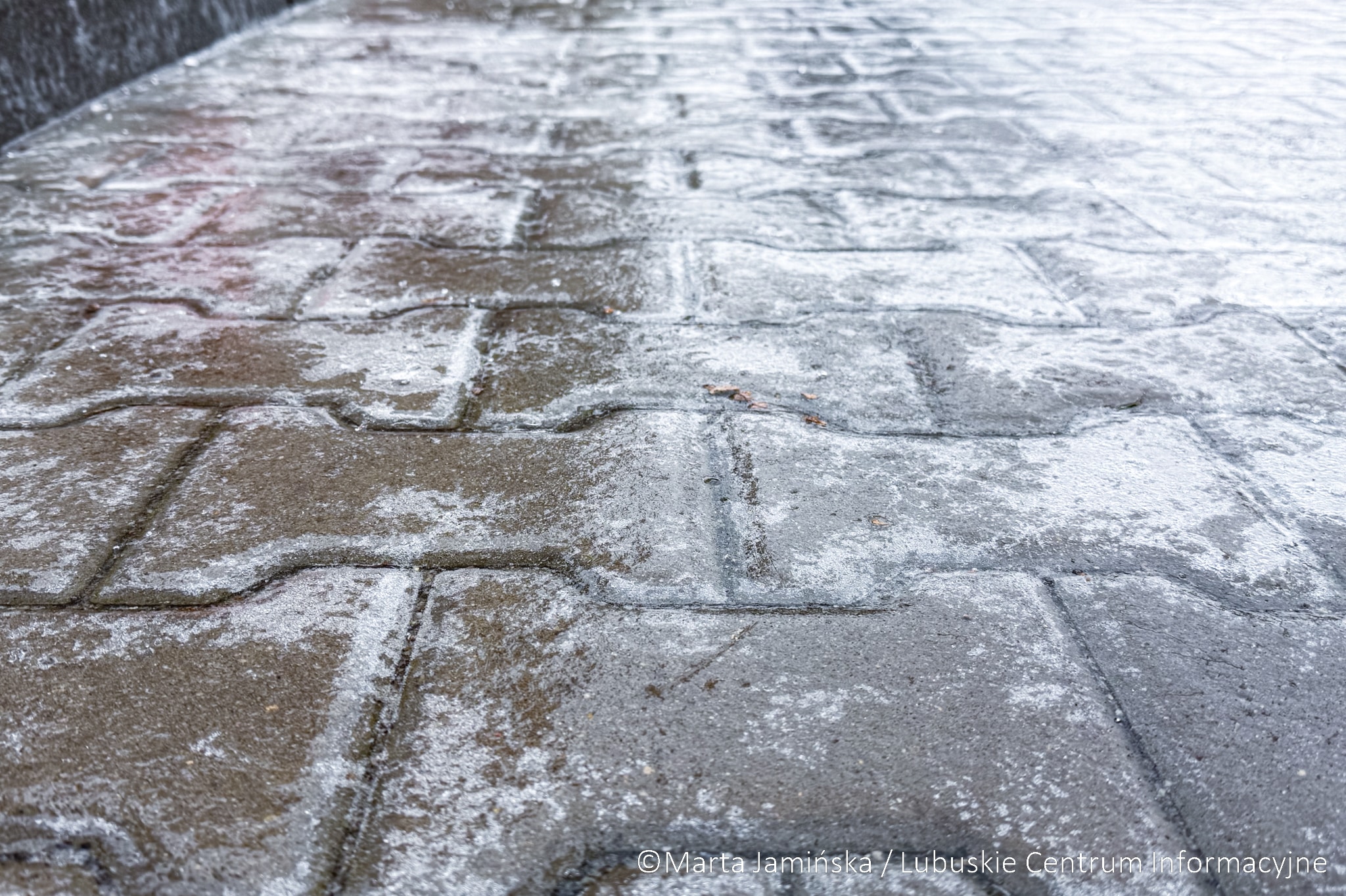 Tak w większości miejscowości w lubuskiem wyglądały od rana drogi i chodniki  Gołoledź znów uderza w Lubuskie Uwaga mieszkańcy