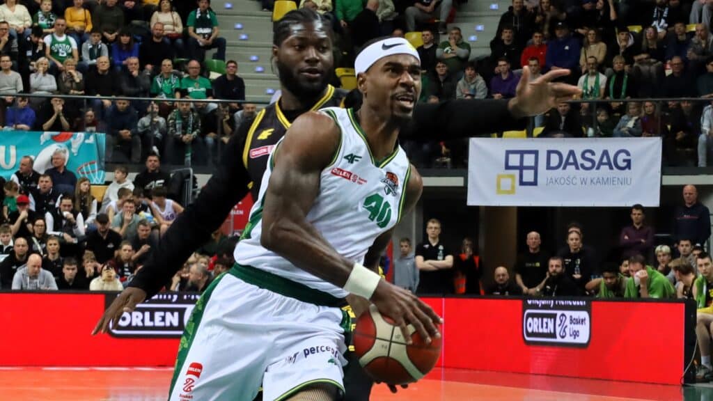 Mężczyzna z piłką do koszykówki