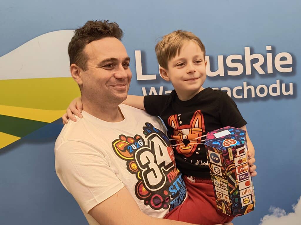 ojciec z synem na rękach