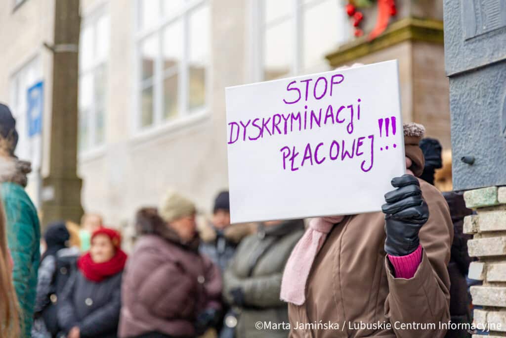 Uczestnicy manifestacji sprzeciwiali się – jak podkreślali – działaniom prowadzącym do „zamrożenia” wynagrodzeń pracowników niepedagogicznych placówek oświatowych.