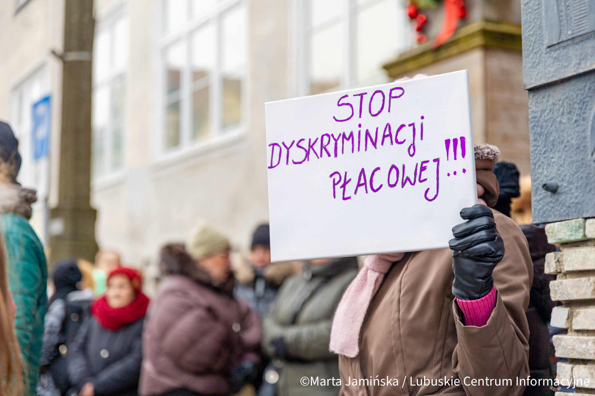 Uczestnicy manifestacji sprzeciwiali się – jak podkreślali – działaniom prowadzącym do „zamrożenia” wynagrodzeń pracowników niepedagogicznych placówek oświatowych.