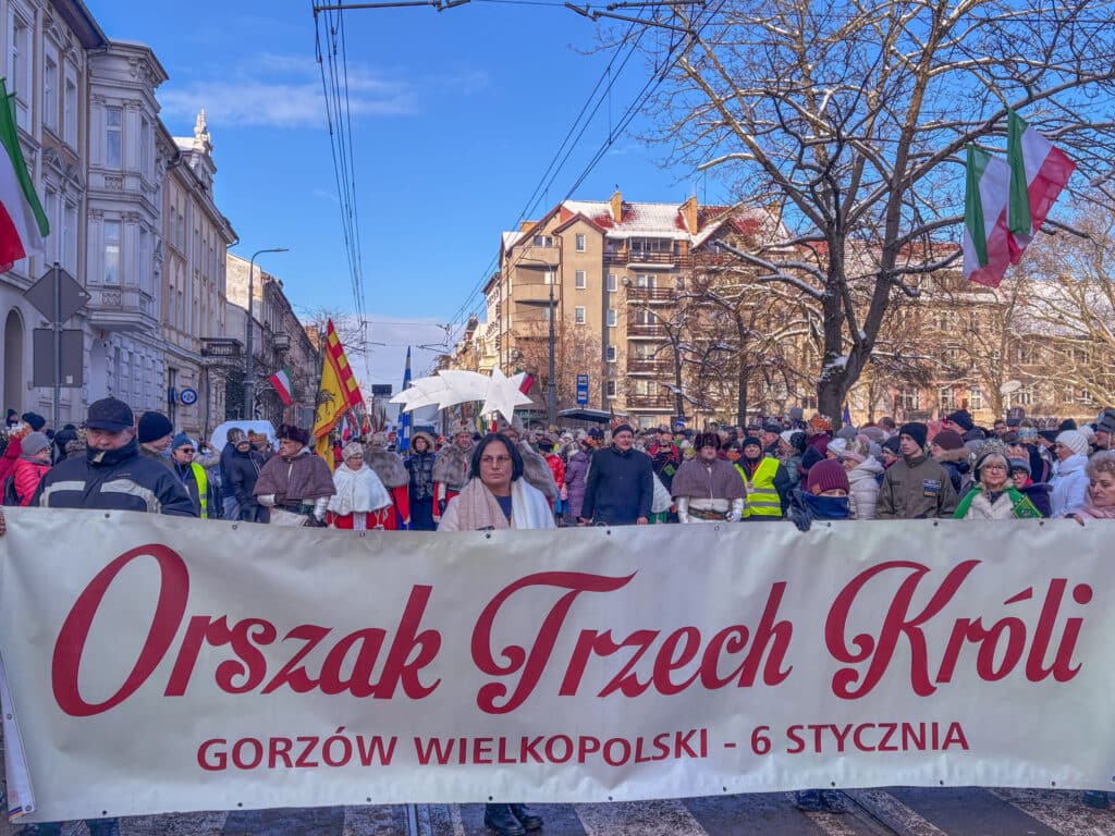 Orszak Trzech Króli w Gorzowie Wlkp. symbolizuje ten oto transparent, który co roku jest niesiony na czele orszaku.