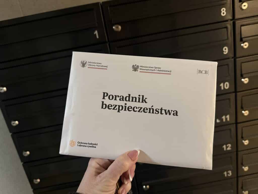 poradnik bezpieczeństwa na tle skrzynki pocztowej