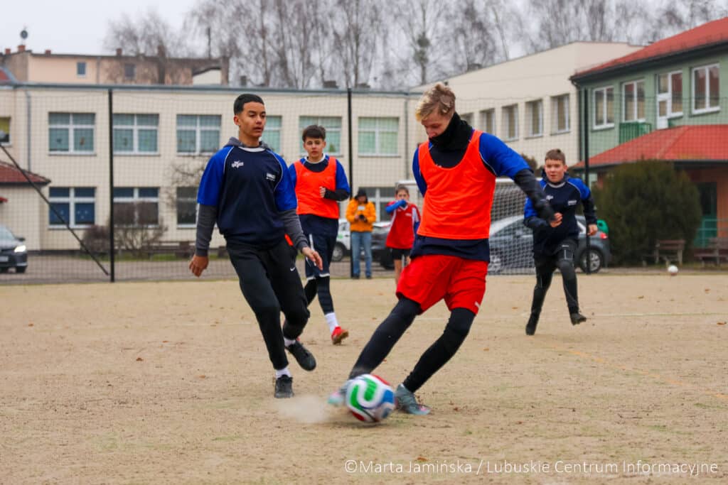 Witnica. Kasa na sport i kulturę Uczniowie grający w piłkę nożną podczas otwarcia boiska w Witnicy.