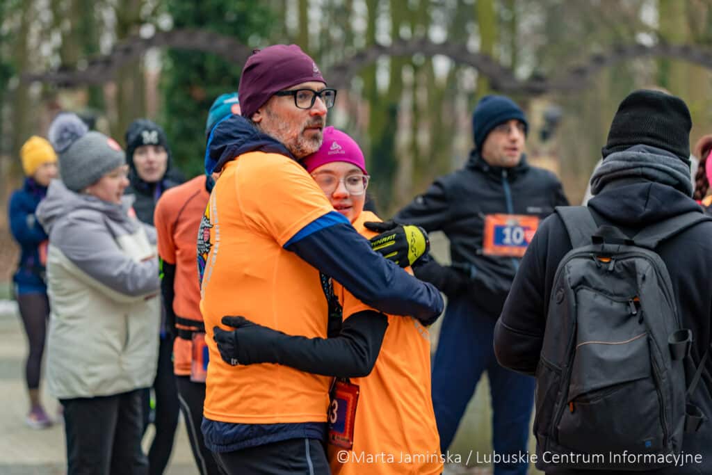 Lubuskie zagrało na całego! WOŚP połączył region para ludzi przytulających się