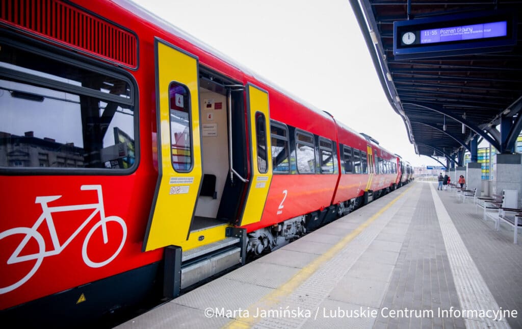 Pociągi odjeżdżają z Gorzowa o godzinach 7:55, 11:52, 14:25, 18:24 oraz 19:46.