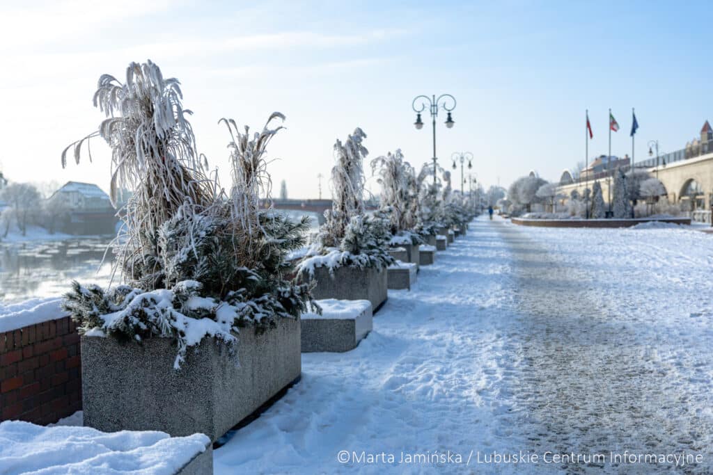 Bulwar Gorzowski pokryty śniegiem