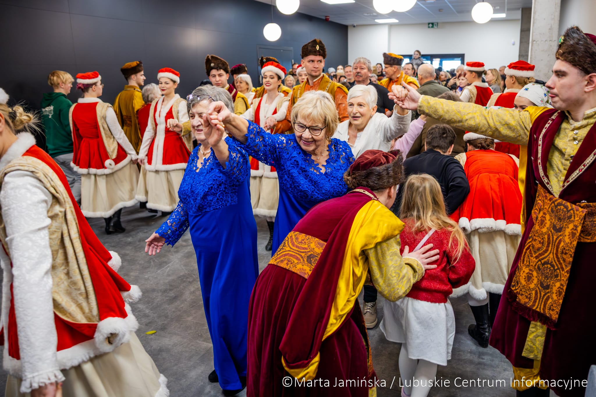 Podczas zwiedzania obiektu mieszkańców do wspólnego tańca porwał zespół Mali Gorzowiacy  Tłumy Gorzowian na otwarciu nowej siedziby MCK