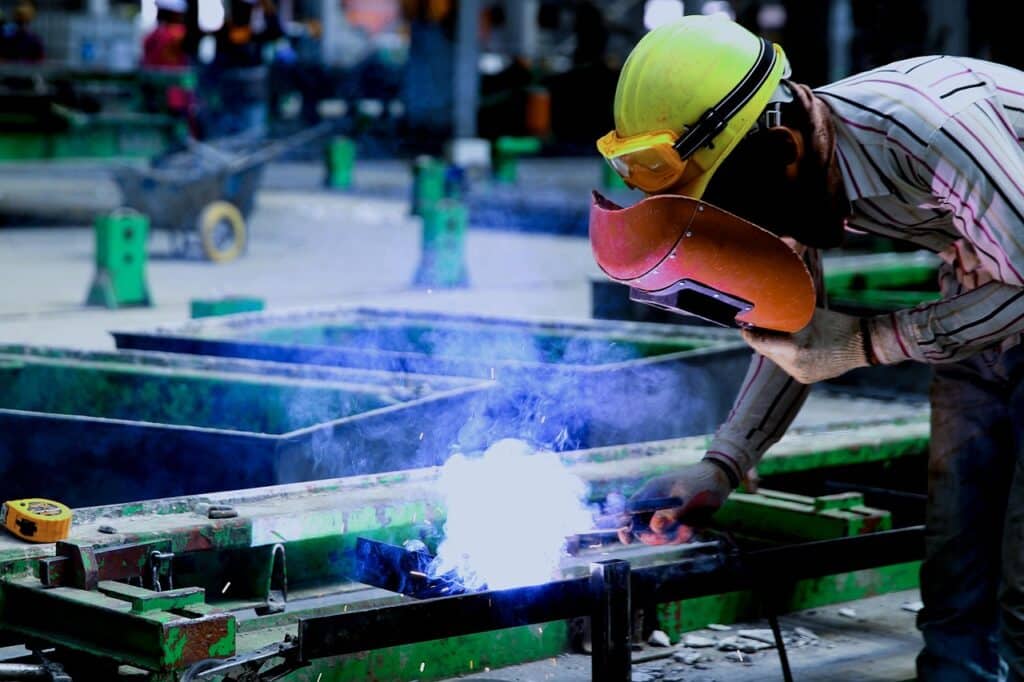 Polacy nie chcą imigrantów spoza UE. Rynek pracy wręcz przeciwnie 