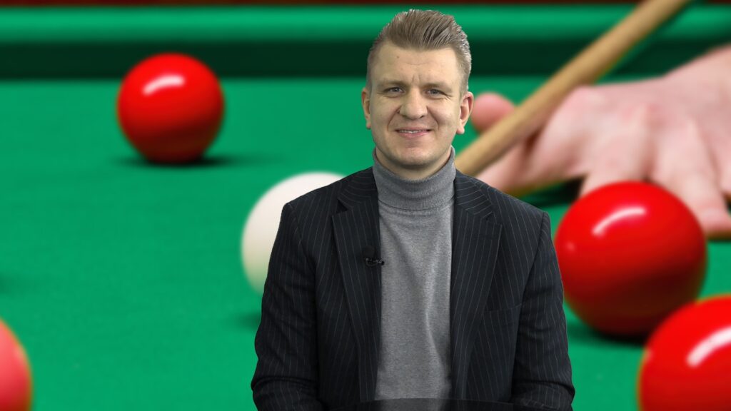 Marcin Nitschke siedzi przy stole telewizyjnym