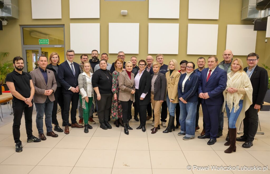 Samorządowcy, parlamentarzyści oraz winiarze podczas spotkania z wiceminister rolnictwa Małgorzatą Gromadzką.