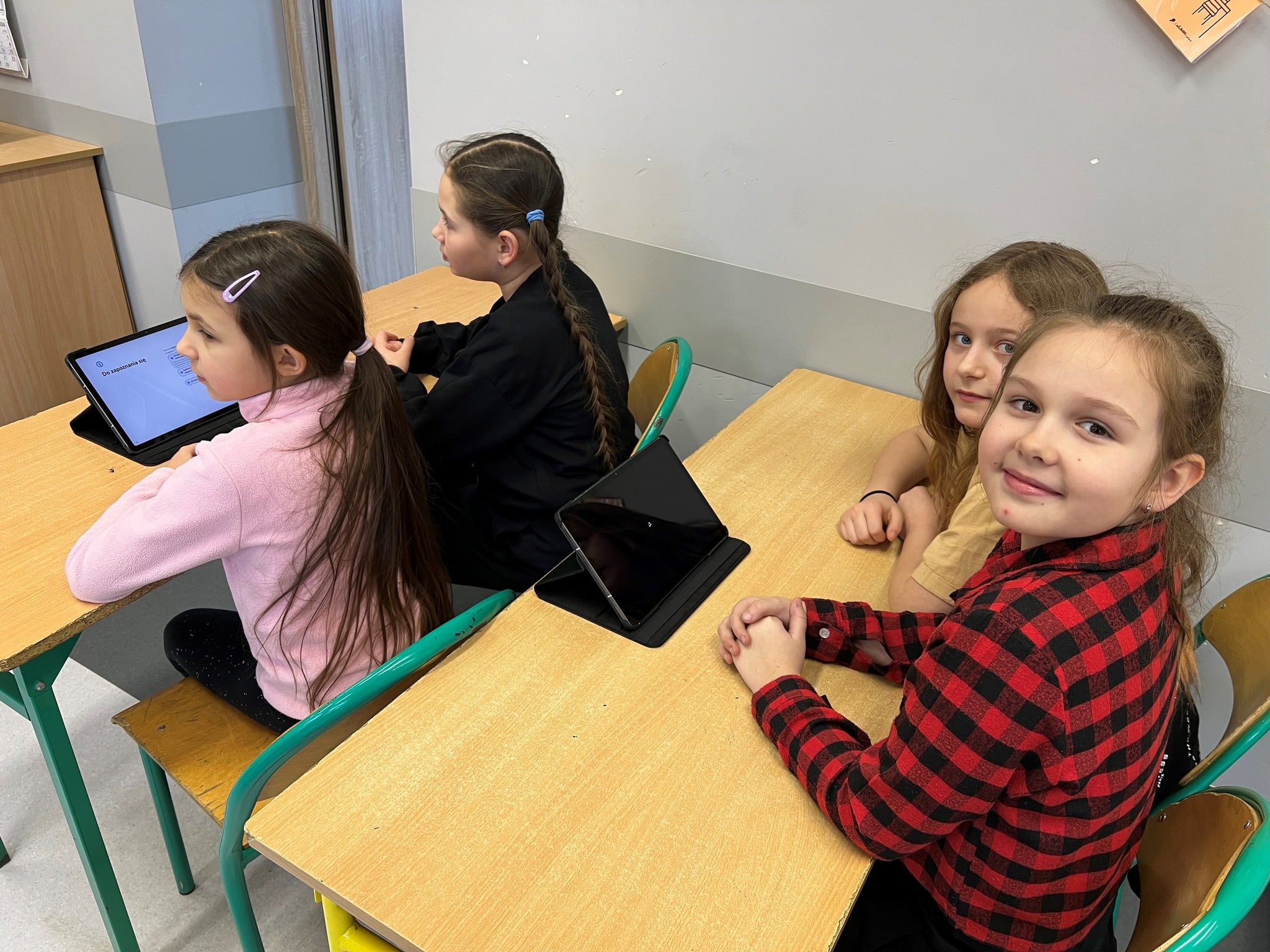 Dzięki wsparciu z Krajowego Planu Odbudowy uczniowie i nauczyciele zyskali nowoczesne narzędzia do nauki  Cyfrowy skok Dobiegniewa