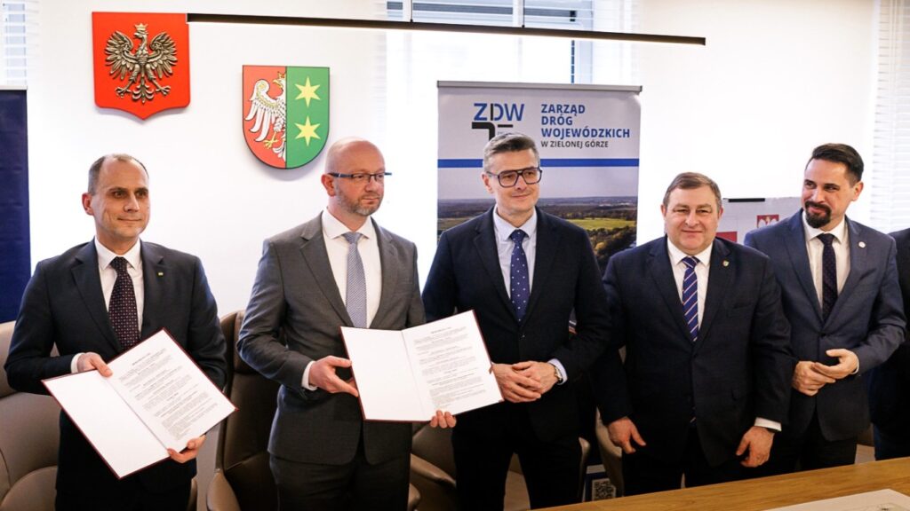 Pięciu mężczyzn w garniturach