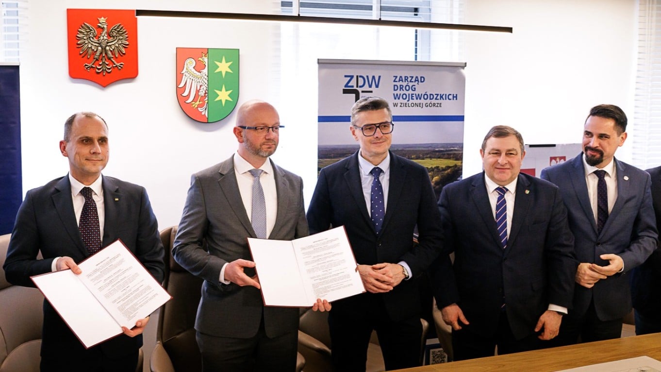 Pięciu mężczyzn w garniturach  Most na Odrze w Pomorsku ma być gotowy za dwa lata