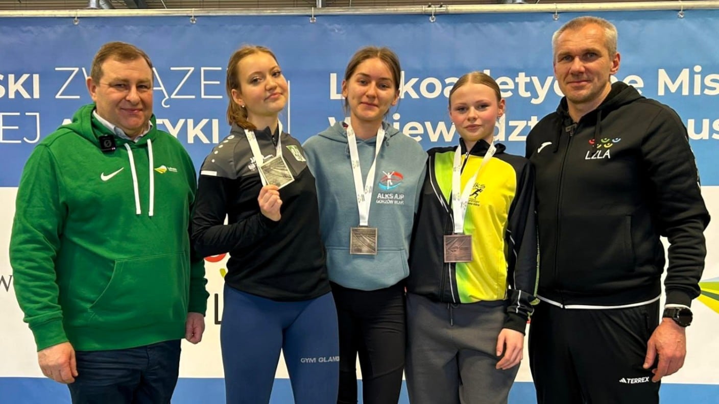 Pięć uśmiechniętych osób w sportowych strojach  ALKS AJP Gorzów rządzi Zgarnął 36 medali