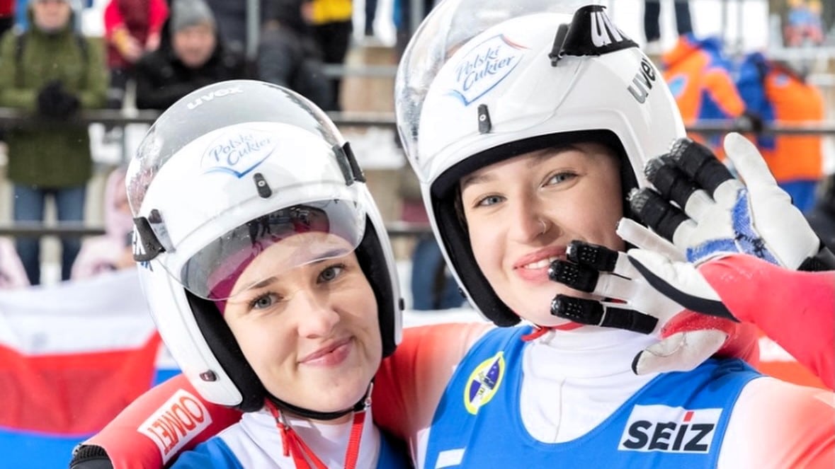 Dwie uśmiechnięte kobiety w sportowych strojach  Nikola i Dominika szóste na igrzyskach