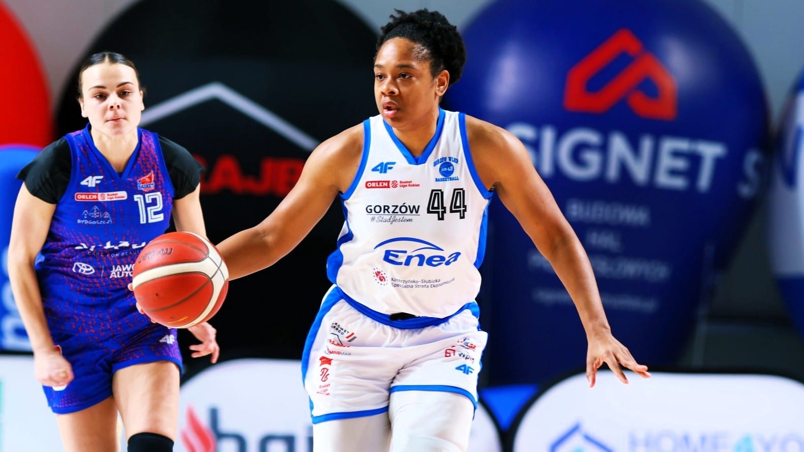 Kobieta z piłką do koszykówki  Gorzowianki bezlitosne Pogrom w Toruniu