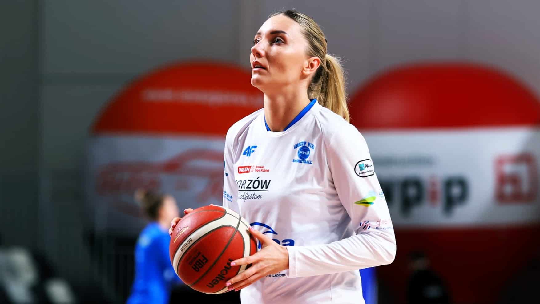 Weronika Telenga zdobyła 15 punktów i dołożyła 8 zbiórek Fot. AZS AJP Gorzów/FB Kobieta z piłką do koszykówki Liderki z Gorzowa nie zwalniają tempa Mistrzynie Polski pokonane