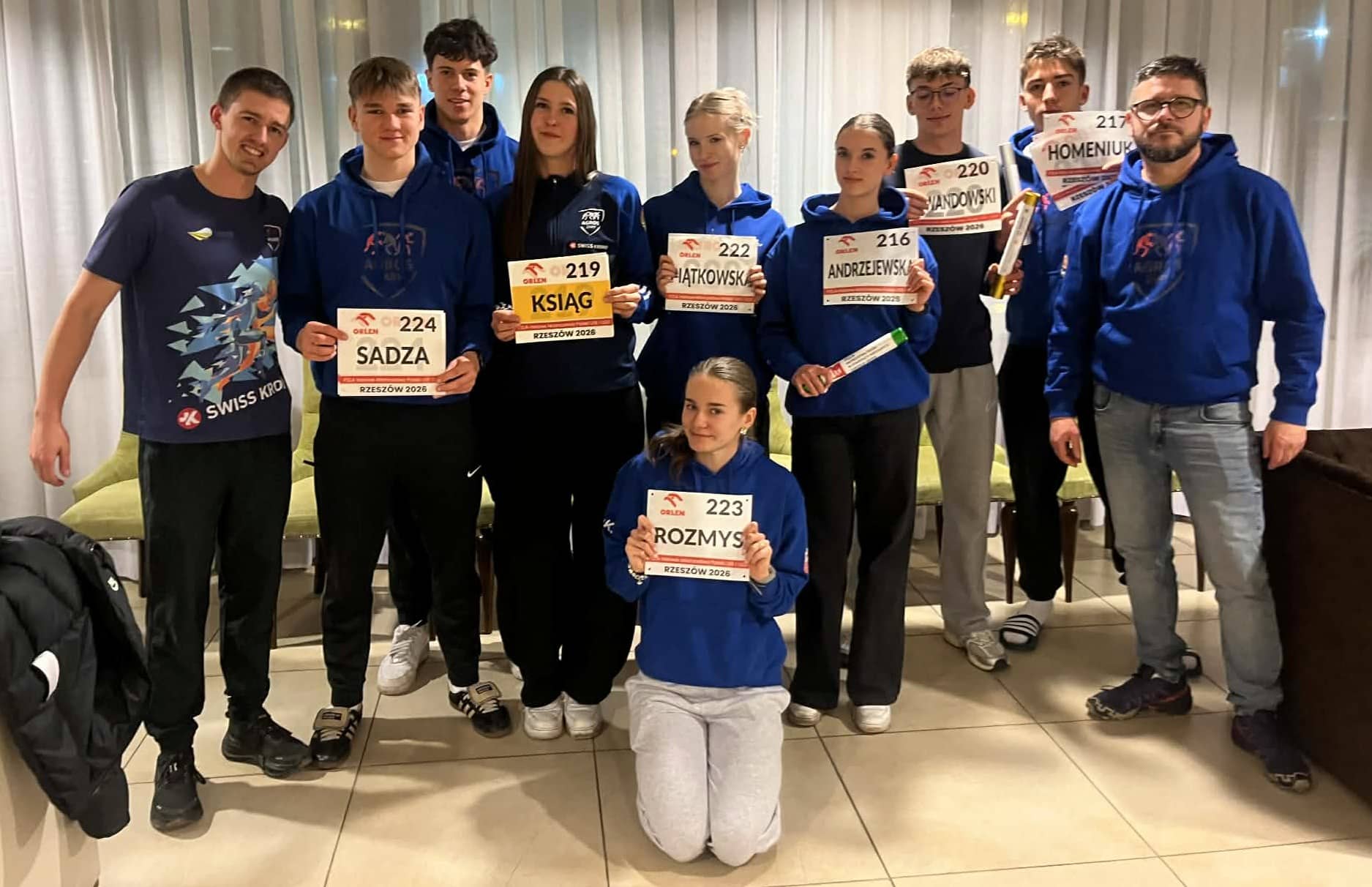 Reprezentacja Agrosu Żary. Filip Sadza, Jagoda Ksiąg i Mateusz Lewandowski stanęli na podium Fot. Agros Żary/FB Grupa uśmiechniętych osób w sportowych strojach Ależ zakończenie mistrzostw Jeszcze pięć medali