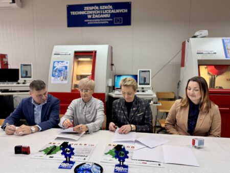 Około 200 uczniów skorzysta z szkoleń, kursów, praktyk i staży dzięki umowie miasta Żary i powiatu żagańskiego Fot Urząd Miasta Żary