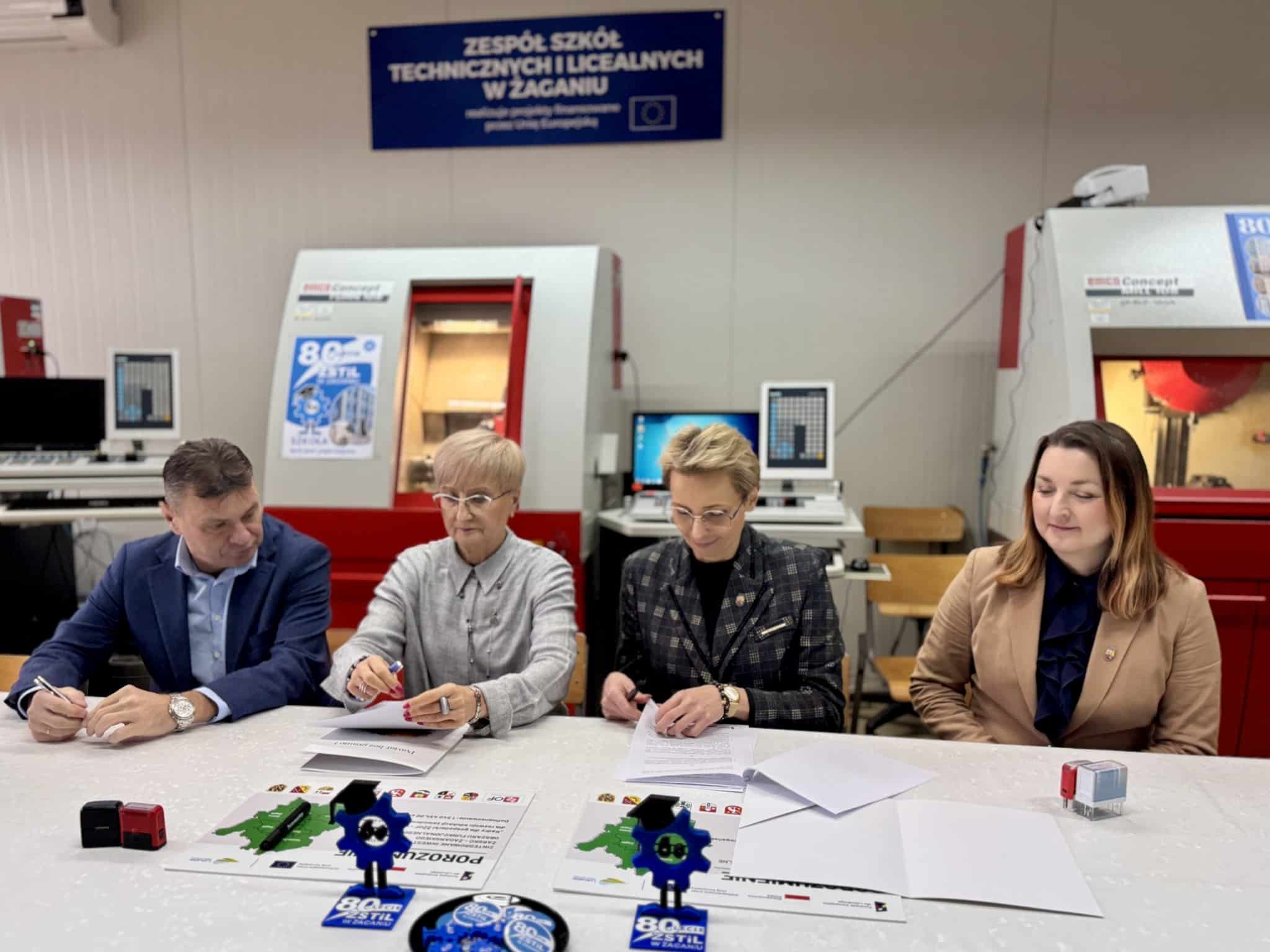 Około 200 uczniów skorzysta z szkoleń, kursów, praktyk i staży dzięki umowie miasta Żary i powiatu żagańskiego Fot Urząd Miasta Żary