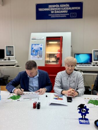 Około 200 uczniów skorzysta z szkoleń, kursów, praktyk i staży dzięki umowie miasta Żary i powiatu żagańskiego Fot Urząd Miasta Żary