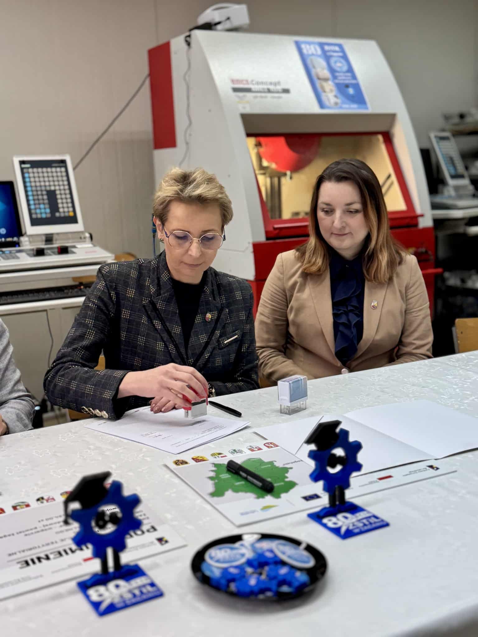 Około 200 uczniów skorzysta z szkoleń, kursów, praktyk i staży dzięki umowie miasta Żary i powiatu żagańskiego Fot Urząd Miasta Żary