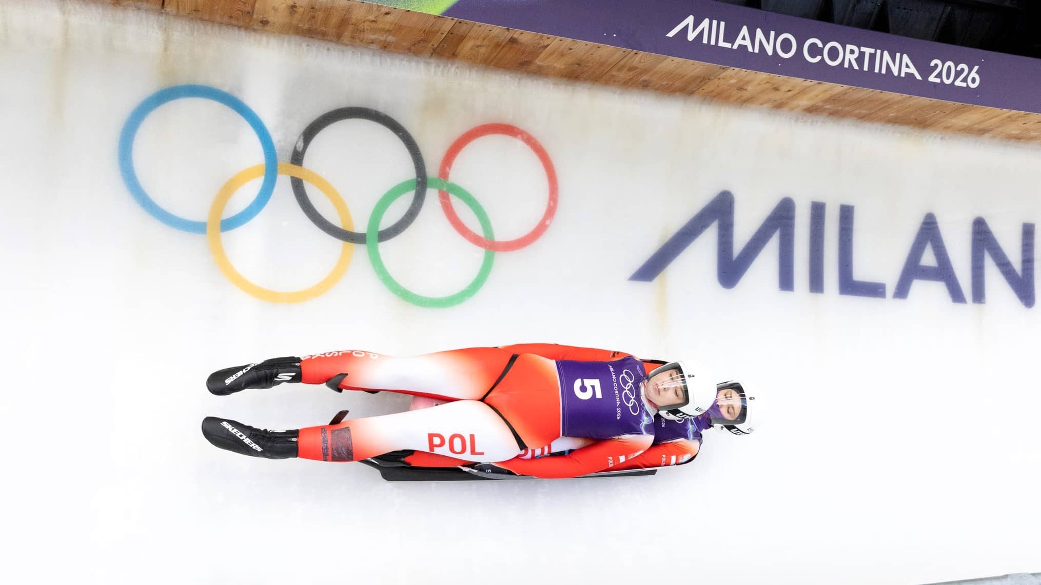 Dwie kobiety jadące na sankach  Nikola i Dominika ósme w sztafecie Zrobiły co mogły