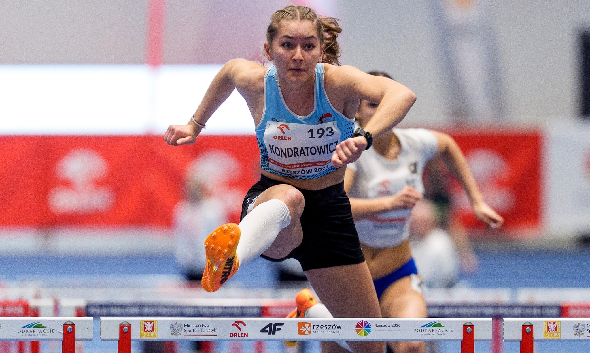 Dziewczyna biegnie przez płotki  Dwa razy złoto i raz srebro Mocne otwarcie mistrzostw