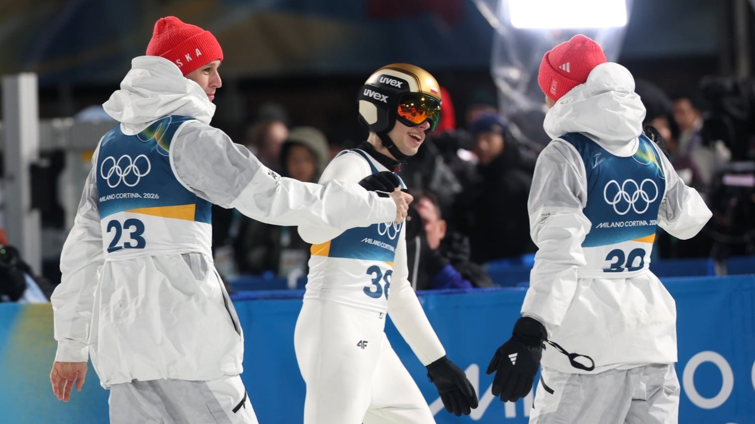 Trzej mężczyźni w sportowych strojach  Kacper Tomasiak znów na podium Do srebra dołożył brąz