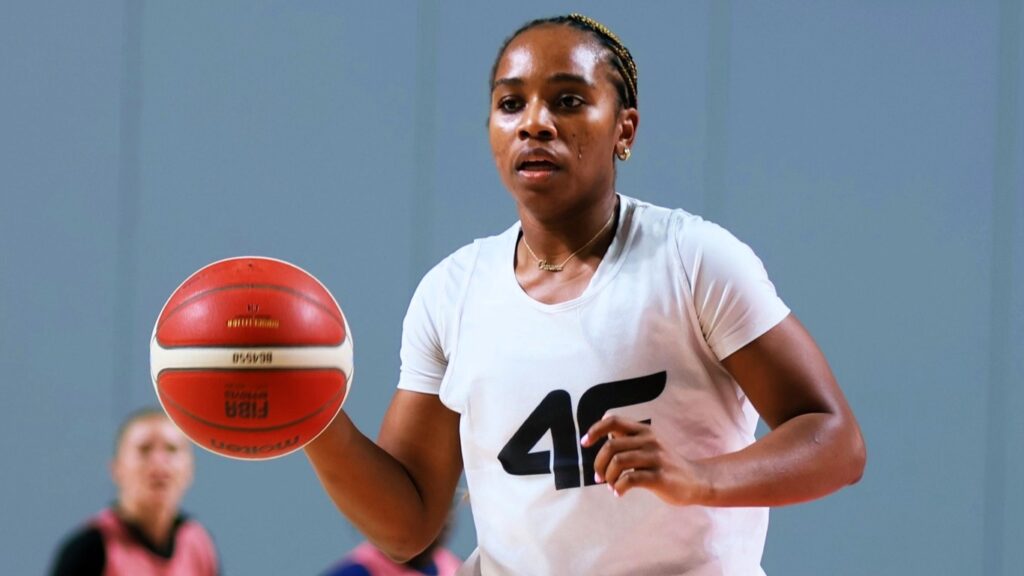 Kobieta z piłką do koszykówki