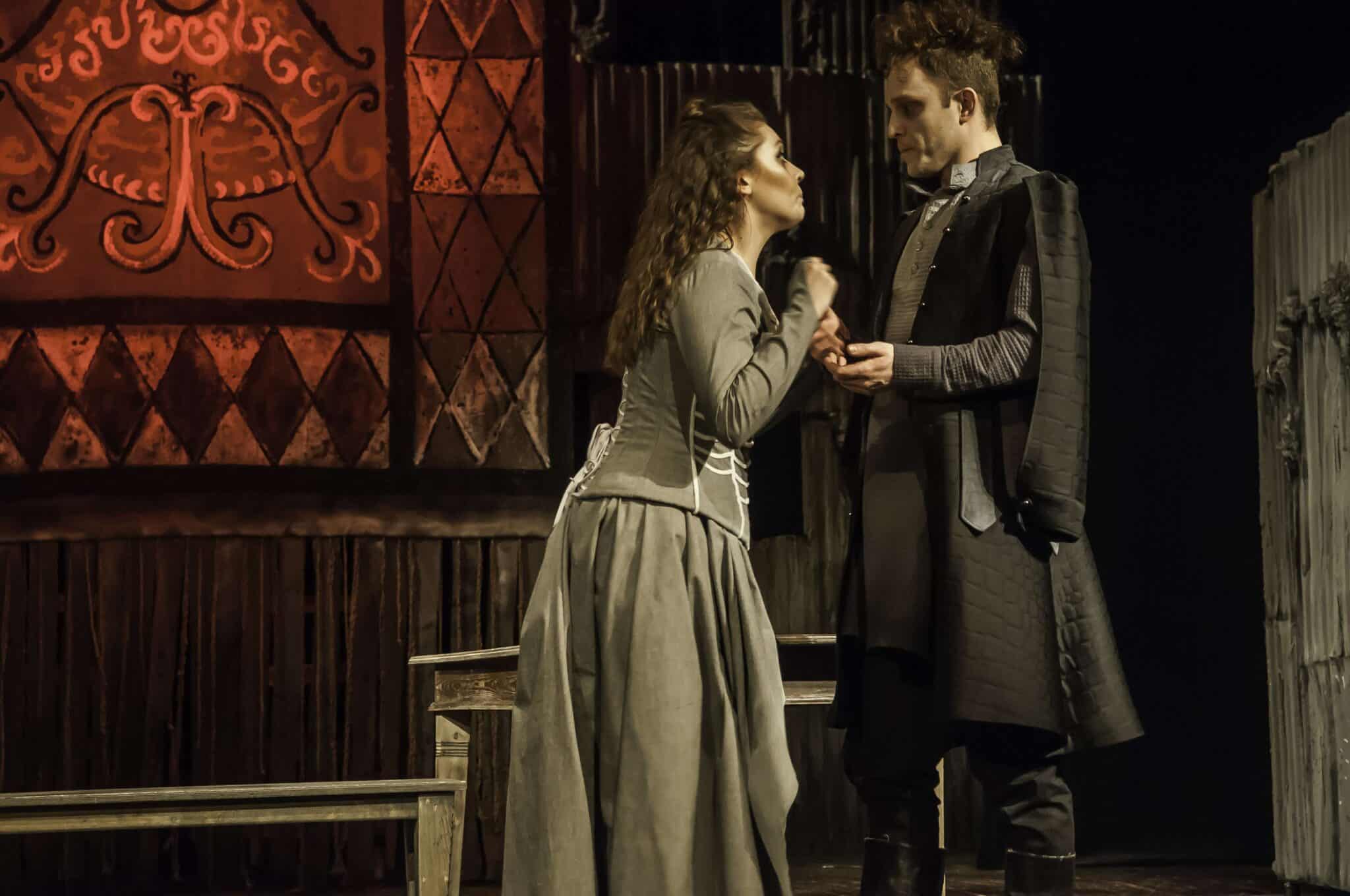 Spektakl Zemsta w gorzowskim teatrze  Miłość w rytmie śmiechu i rocka