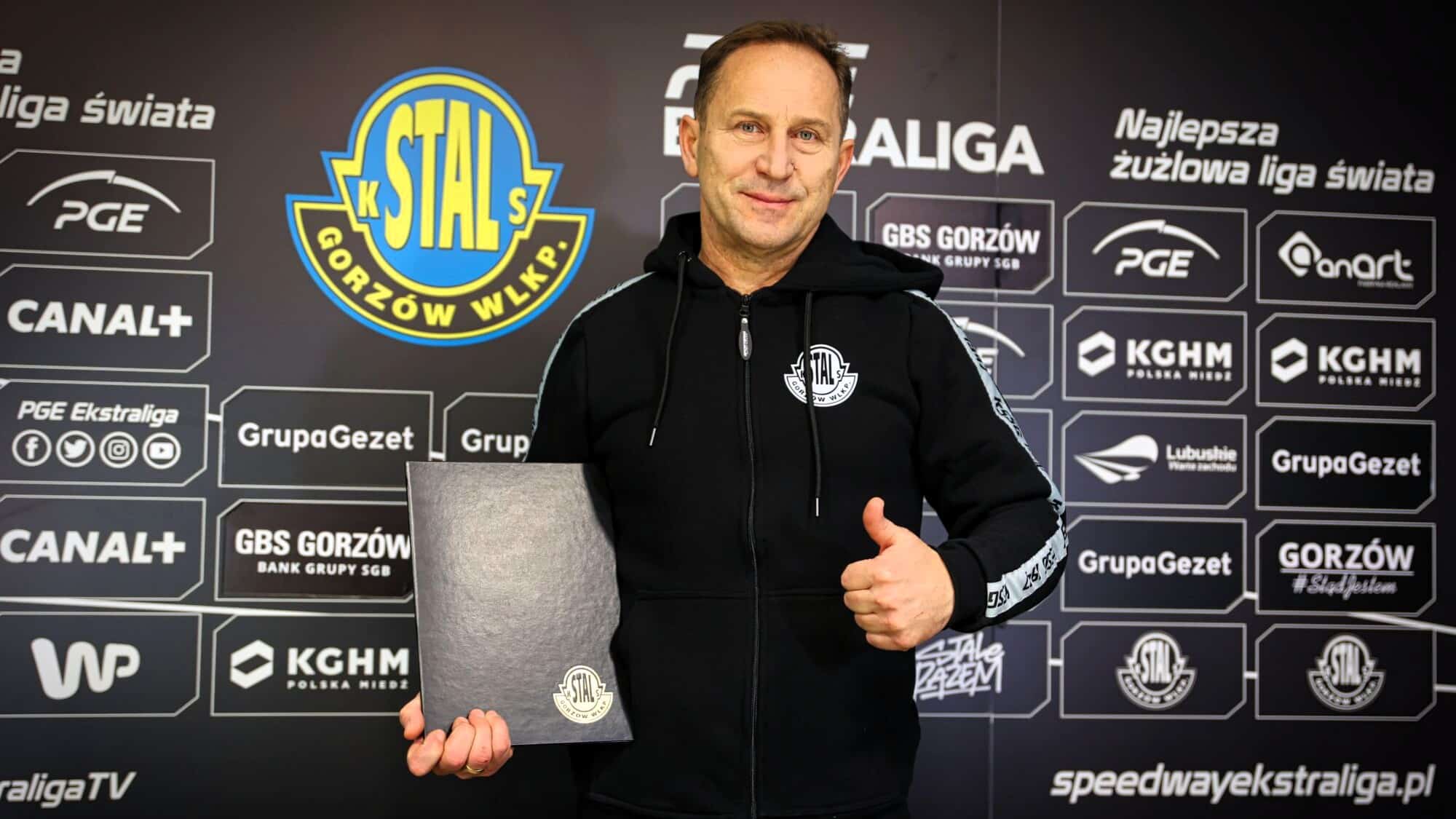 Piotr Paluch Mężczyzna w sportowej bluzie Piotr Paluch trenerem żużlowców Stali Gorzów