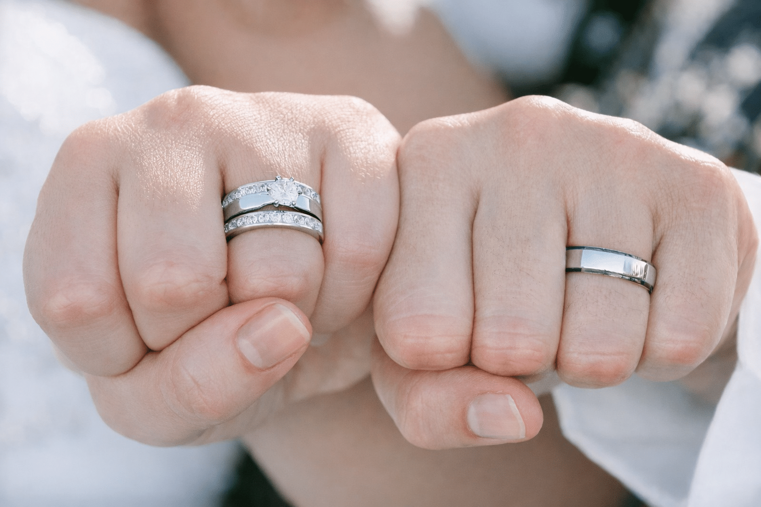 Dłonie z obrączkami na palcach  Lubuszanie na ślubnym kobiercu stają coraz rzadziej i później