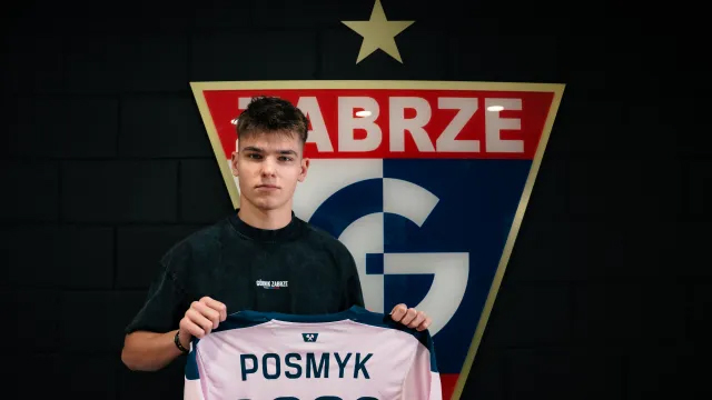 Chłopak trzymający koszulkę z napisem "Posmyk"