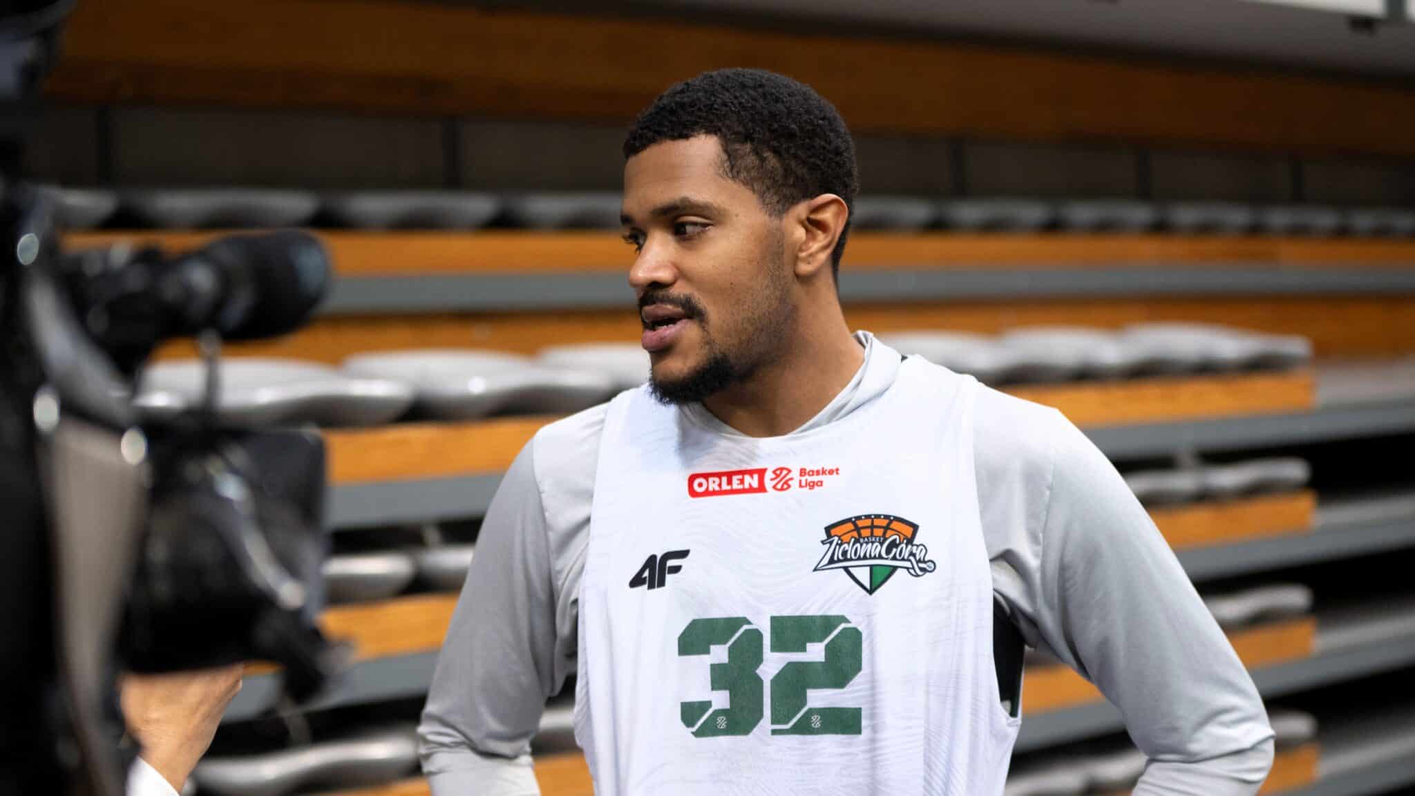 Mężczyzna w koszulce z numerem 32  Zastal gra o czwarte zwycięstwo z rzędu