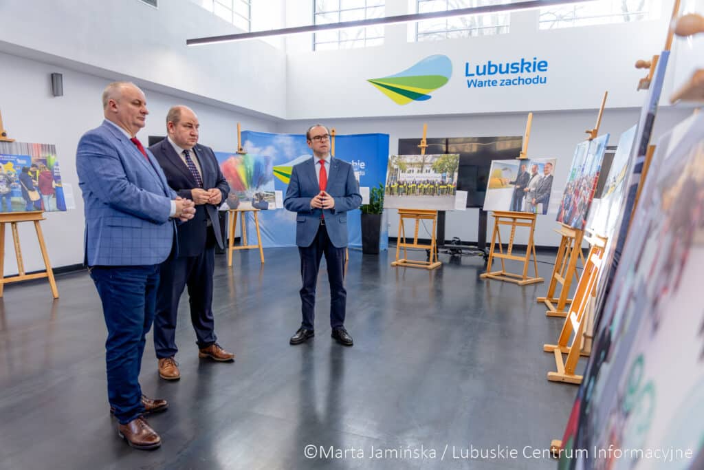 Wicemarszałek Hubert Harasimowicz wraz z dyrektorem Wydziału Polityki Regionalnej IHK Ostbrandenburg Robert Radzimanowski podczas inauguracji wystawy z Gorzowie